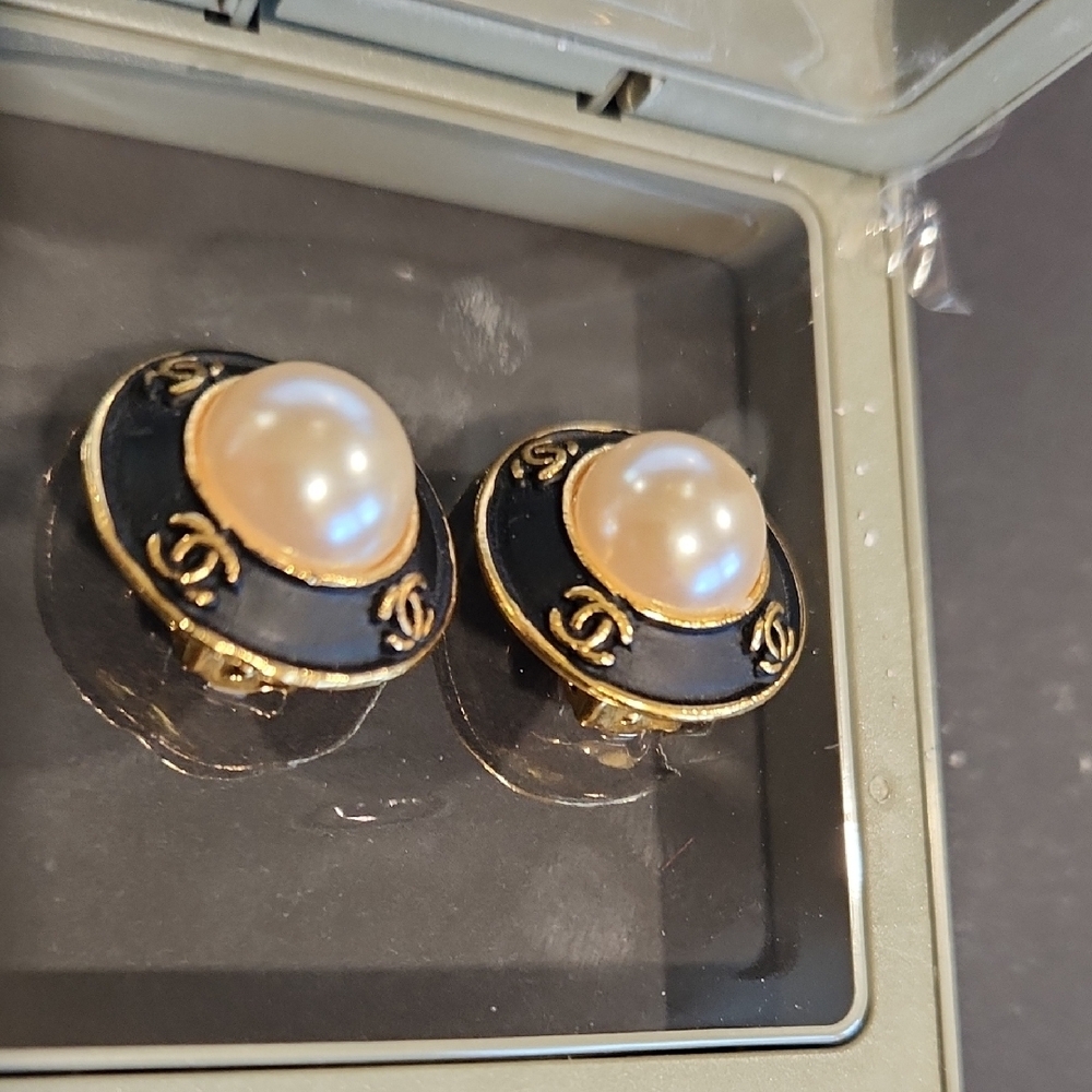 Chanel Gold And Faux Pearl Clipon Earrings - Picture 10 of 11